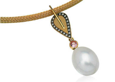 pearl-neck